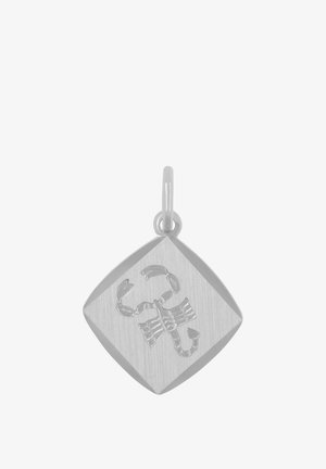Quadratischer silberner Anhänger mit erhabenem Skorpion-Design und einer Öse zum Befestigen an einer Kette oder einem Armband.