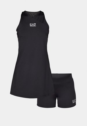 Zwart sportoutfit met een mouwloze top met ronde hals en een paar strakke shorts. Beide stukken hebben een zachte textuur en een logo.