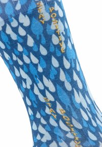 Chaussettes bleues avec un motif de gouttes de pluie en différentes nuances de bleu, accentuées par la phrase brodée "RESTEZ POSITIF" en jaune.