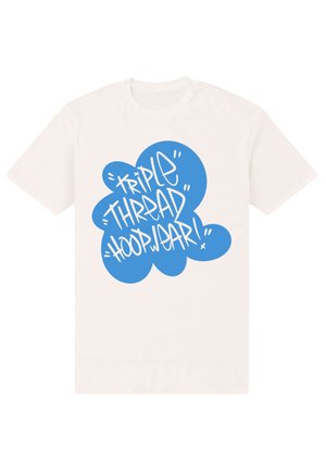 Biały T-shirt z krótkim rękawem z dużym niebieskim abstrakcyjnym kształtem i białym napisem graffiti "Triple Thread Hoopwear" na przodzie.