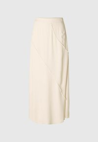 Falda midi beige hecha de tejido suave, con una cinturilla alta y detalles de costura diagonal para un diseño asimétrico. Textura suave.