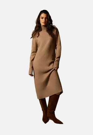 HIGH NECK BACK SLIT MIDI  - Stickad klänning - mink