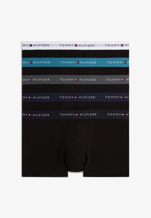 Vijf paren zwarte boxershort gestapeld, elk met een andere kleur riem met "Tommy Hilfiger" branding en vlaglogo.