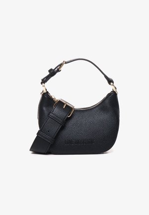 Borsa a mano in pelle nera con finitura strutturata, manico superiore singolo e tracolla regolabile. Presenta una cerniera dorata e un dettaglio con logo impresso.