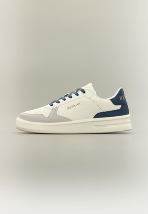 Low-top sneaker met witte, grijze en marineblauwe panelen, marineblauwe veters, gouden "REPLAY" logo op de zijkant en hiel, en een witte rubberen zool.