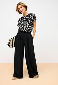 Next ROUND NECK CAP SLEEVE  REGULAR FIT - Nyomott mintás póló - black white swirl print