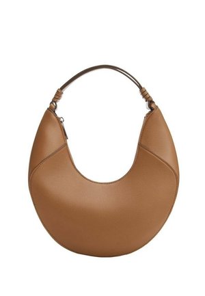 Sac à main en cuir marron en forme de croissant avec une seule poignée et une fermeture éclair sur fond blanc.
