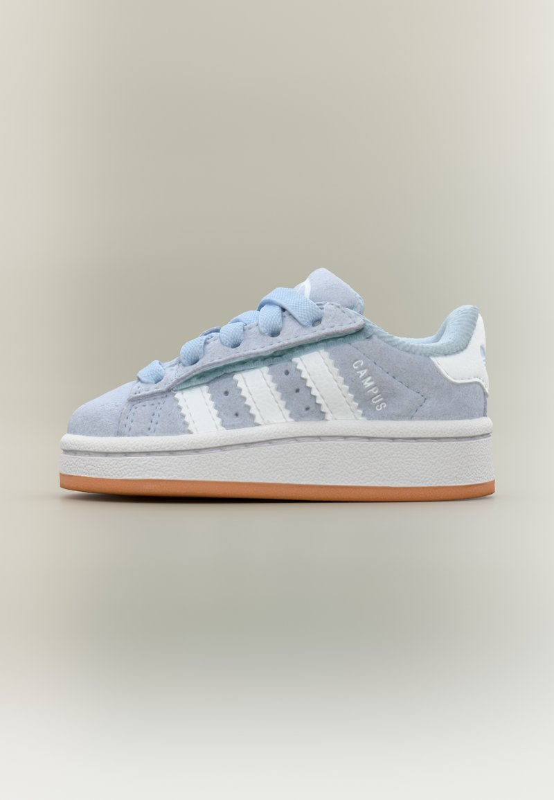 Μπλε πάνινο παπούτσι με λευκές ρίγες, υφή στη σόλα και ανοιχτό μπλε κορδόνια. Φέρει τη σήμανση "CAMPUS" στο πλάι.
