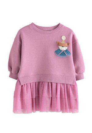 Robe rose à manches longues avec jupe en tulle superposée et une petite application visage de renard portant un chapeau de fête et un tutu bleu sur la poitrine.