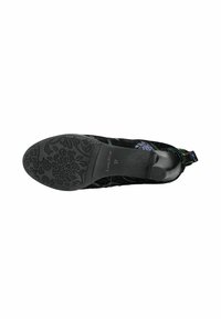 Scarpa in velluto nero con motivo floreale sulla parte superiore, punta arrotondata e suola in gomma testurizzata con design floreale. Misura 37.