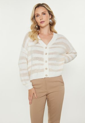 Beige en witte gestreepte cardigan met een V-hals, lange mouwen en zes knopen aan de voorkant. Zachte gebreide textuur, casual pasvorm.