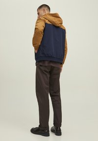 Jack & Jones JJERUSH brązowy
