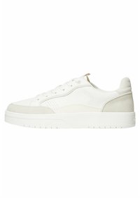 Sneaker bassa bianca con chiusura a lacci, dettaglio laterale perforato, accentuazioni in suede testurizzato sulla punta e sul tallone, e suola in gomma piatta.