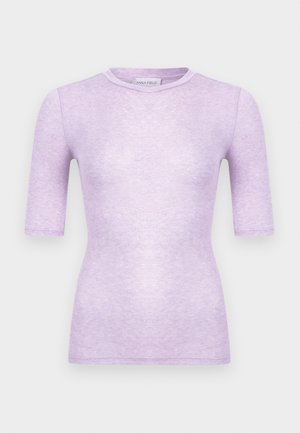 Oblečena kratek rokav majica v lilasti barvi z okroglim izrezom in brezšivnimi robovi, zasnovana za vsakodnevno žensko oblačilo.