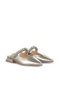 Metaliczne złote buty slingback z ostrymi noskami, ozdobnym paskiem z przezroczystymi kamieniami szlachetnymi oraz niskim obcasem w kształcie kostki. Gładka tekstura.