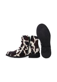 Ankle boots s kravským vzorem vyrobené z texturované kůže, s bočním zipem, zaoblenou špičkou a černou gumovou podrážkou s plochým podpatkem.