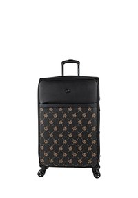 Maleta negra con ruedas que presenta un frontal estampado en marrón con logotipos. Cuenta con un asa retráctil y ruedas que giran suavemente.