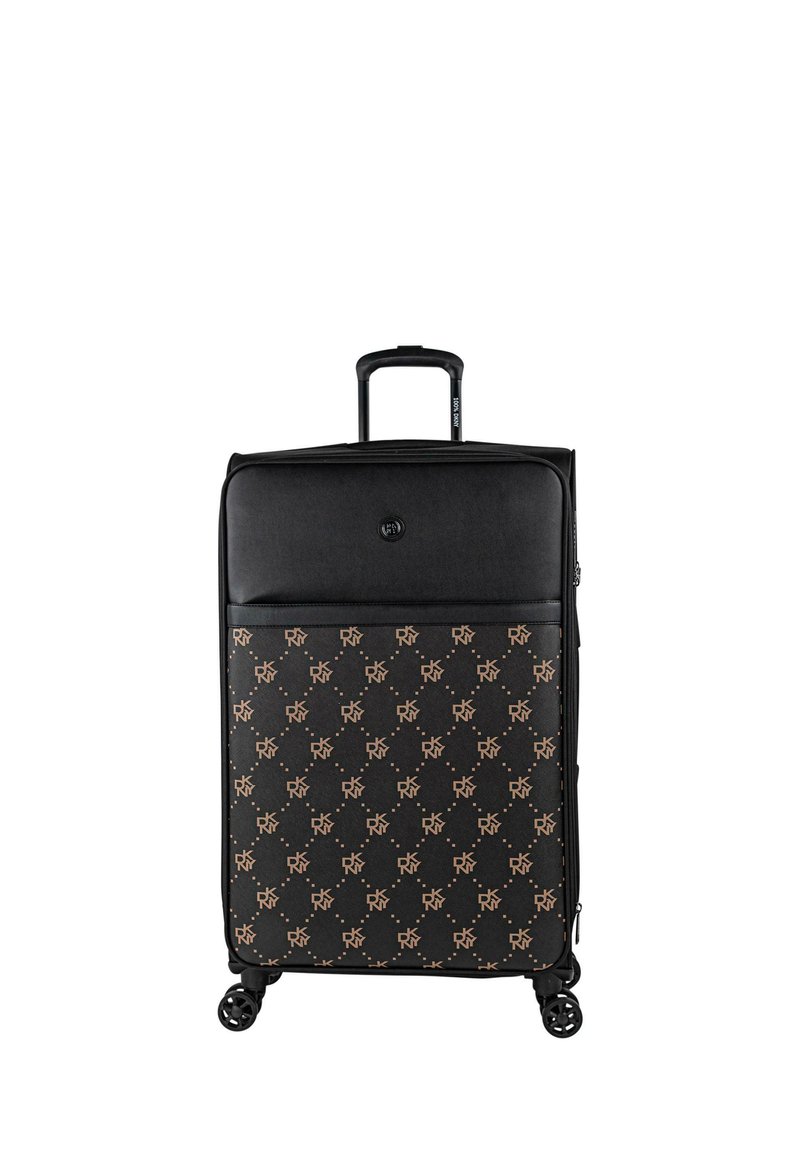 Maleta negra con ruedas que presenta un frontal estampado en marrón con logotipos. Cuenta con un asa retráctil y ruedas que giran suavemente.