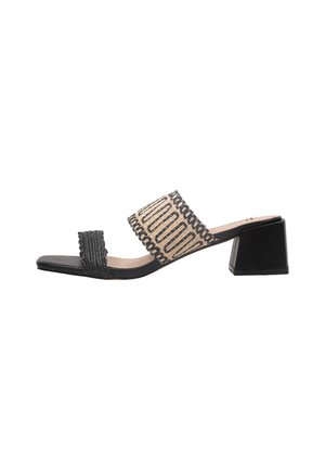 Sandalia mule de mujer en negro y beige con punta abierta, dos tiras entrelazadas y tacón bajo de bloque, vista lateral sobre fondo blanco.