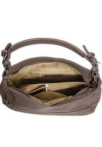 Sac à main en cuir marron de taille moyenne avec une large ouverture, présentant une texture douce, des compartiments intérieurs et une bandoulière robuste.