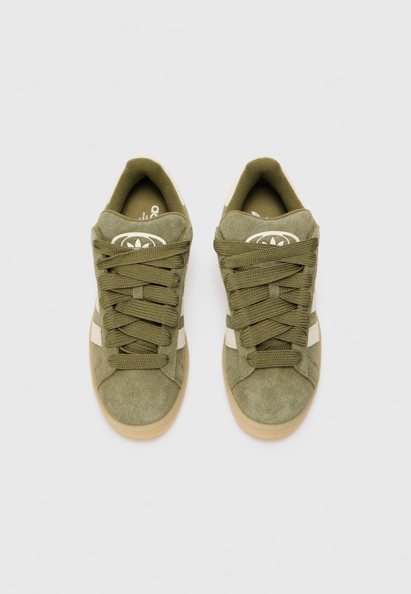 Sneaker in suede verde con dettagli bianchi, punta tonda, suola piatta in gomma e lacci tondi. Logo sulla linguetta, colletto imbottito per il comfort.