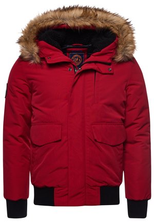 Czerwona ocieplana kurtka zimowa z kapturem wykończonym futrem, czarne mankiety, przednie kieszenie z klapami i zapięcie na zamek.