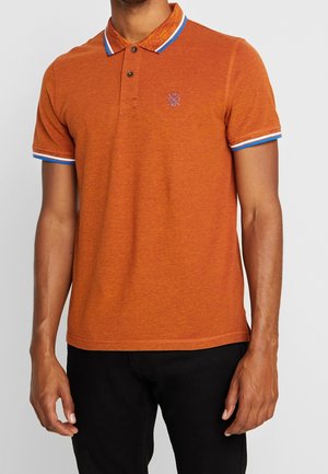 Koszulka polo z krótkim rękawem w kolorze spalonej pomarańczy, z fakturowanym materiałem, zapinanym kołnierzykiem oraz niebiesko-białymi pasami na rękawach.