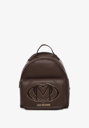 Bruine leren rugzak met een afgeronde vorm, voorzien van een voorvak met een logo-design in goudtint en textuurelementen.