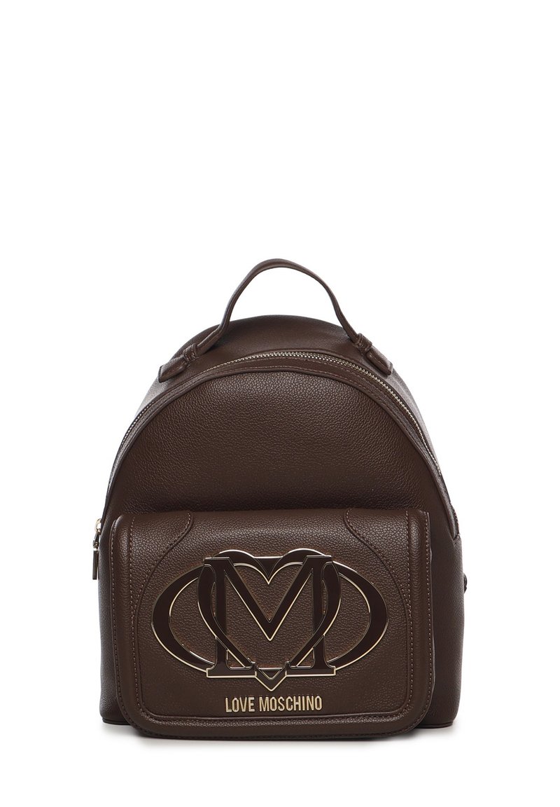 Mochila de cuero marrón con forma redondeada, que cuenta con un bolsillo frontal con un diseño de logo en tono dorado y acentos texturizados.