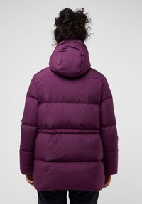 Pufferjack in dieppaars, met een capuchon, gequilt ontwerp met horizontale naden en een aangetrokken taille voor een gestructureerde pasvorm.