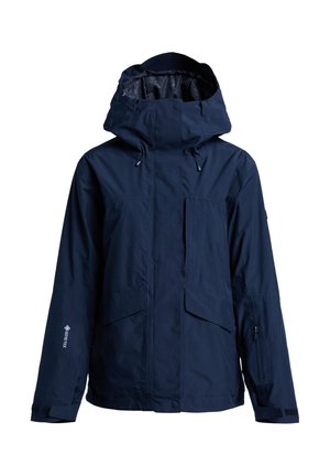 Chaqueta impermeable de color azul marino con una gran capucha, múltiples bolsillos, puños ajustables y un logo en la manga. Material suave y duradero.