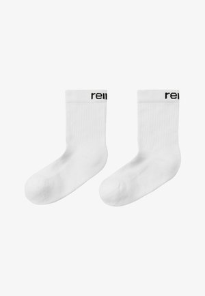 Para gładkich białych skarpetek za kostkę z prążkowaną fakturą i częściowym czarnym napisem blisko górnej krawędzi na każdej skarpecie.