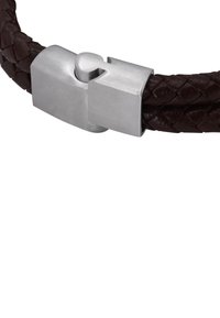 Bracciale in pelle intrecciata marrone con chiusura metallica argentata dalla forma distintiva e texture liscia.