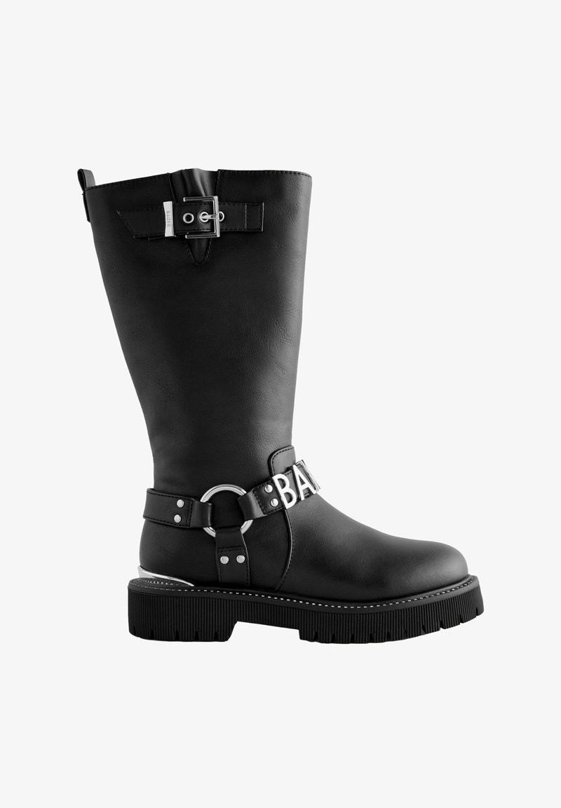 Schwarze kniehohe Stiefel aus Leder mit runder Spitze, metallenen Schnallenakzenten und einer dicken, profilierten Sohle. Enthält einen Gürtel mit "BAL"-Detail.