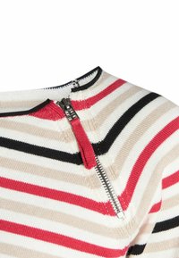 Pull en tricot rayé avec des bandes horizontales rouges, noires et beiges, doté d'un col zippé et d'un tissu texturé.