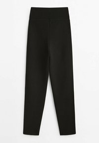Czarne legginsy z wysokim stanem, wykonane z elastycznego materiału. Gładka struktura i slim fit, zaprojektowane dla wygody i elastyczności.