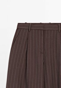 Bruine broek met een fijne streep en een gladde textuur, met twee voorzakken, plooien bij de taille en een klassieke rechte pasvorm.