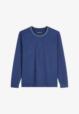 Sudadera de manga larga en azul profundo con cuello redondo acanalado y contraste en el interior del cuello. Presenta un sutil bordado de "MOP" en la parte frontal.