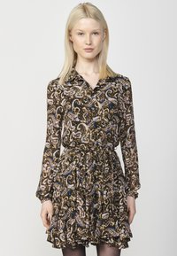 Zwarte paisleypatroon jurk met lange mouwen, een kraag en een getailleerde taille. Heeft een gerimpelde zoom en kleurrijke accenten in roze en blauw.