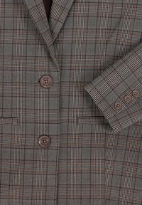 Grijs geruite blazer van textuurstof, met bruine knopen en twee voorzakken. Gekenmerkt door dunne oranje lijnen in het patroon.