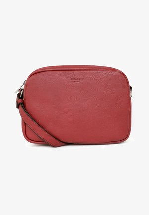Borsa a tracolla rossa in pelle con superficie texture, forma rettangolare e una cinghia regolabile sottile. Presenta il logo del marchio impresso sul fronte.