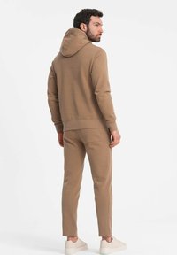 Ombre KANGAROO SET - Chándal - coffee