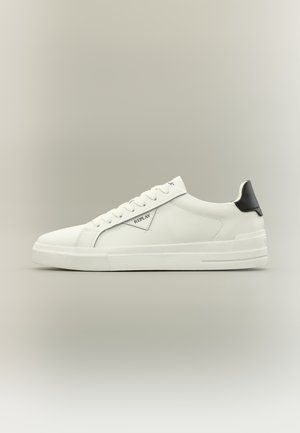 Λευκά δερμάτινα sneakers με μαύρη λεπτομέρεια στη φτέρνα, στρογγυλή μύτη και επίπεδη σόλα. Διαθέτουν λογότυπο στο πλάι και κορδόνια με έξι οπές.