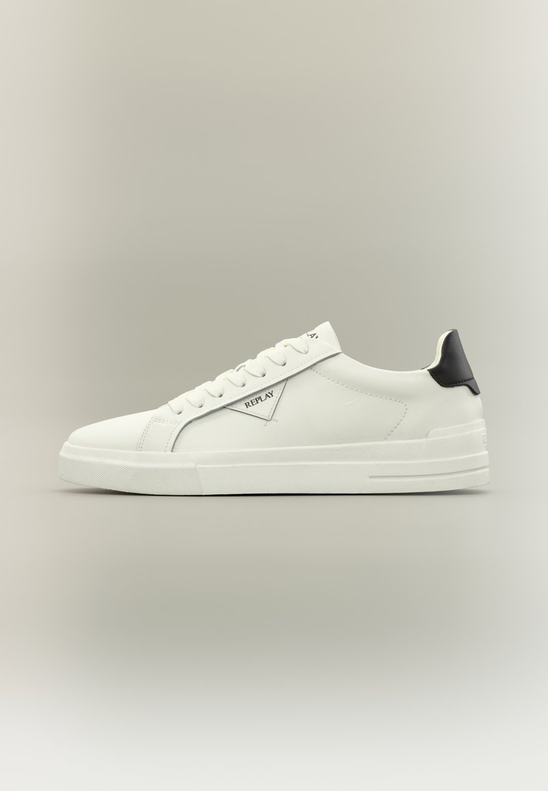 Λευκά δερμάτινα sneakers με μαύρη λεπτομέρεια στη φτέρνα, στρογγυλή μύτη και επίπεδη σόλα. Διαθέτουν λογότυπο στο πλάι και κορδόνια με έξι οπές.