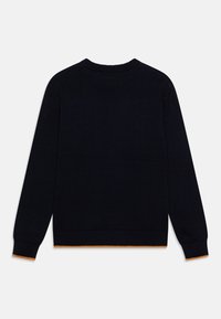 Pull marine avec col et poignets côtelés. Caractérisé par un accent doré contrastant le long de l'ourlet. Texturé doux, design classique à encolure ronde.
