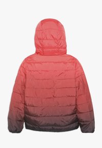 Czerwona i czarna gradientowa kurtka puchowa z kapturem, z poziomymi przeszyciami i gładką, błyszczącą teksturą.