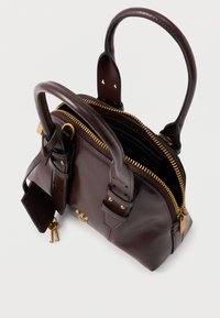 Σκούρα καφέ δερμάτινη τσάντα χειρός με διπλές λαβές, χρυσό φερμουάρ ανοιχτό μερικώς, μικρή προσαρτημένη θήκη και δύο κρεμασμένα χρυσά κλειδιά.