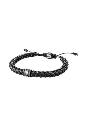 Zwarte gevlochten leren armband met verstelbaar koord en twee kleine metalen kralen, met een rechthoekige metalen hanger met witte markeringen.