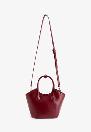 Bolso de mano de cuero rojo con forma estructurada, doble asa, correa de hombro desmontable y textura suave. Presenta costuras de acento.