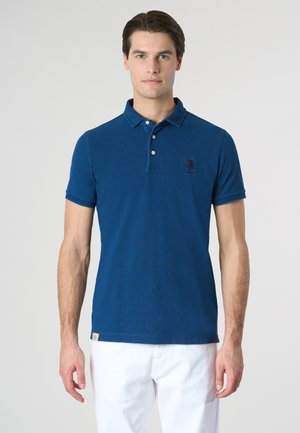 Polo in blu scuro, maniche corte, colletto classico, tre bottoni, con logo ricamato sul petto e etichetta in tessuto sull'orlo.